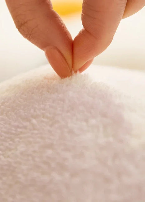 Alfombra geométrica de color crema suave: minimalista, antideslizante, para salón y dormitorio.